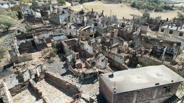 Külə dönən kənddə yalnız şəhidin məzarı yanmadı - FOTOLAR