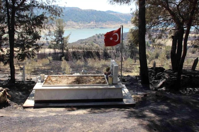 Külə dönən kənddə yalnız şəhidin məzarı yanmadı - FOTOLAR