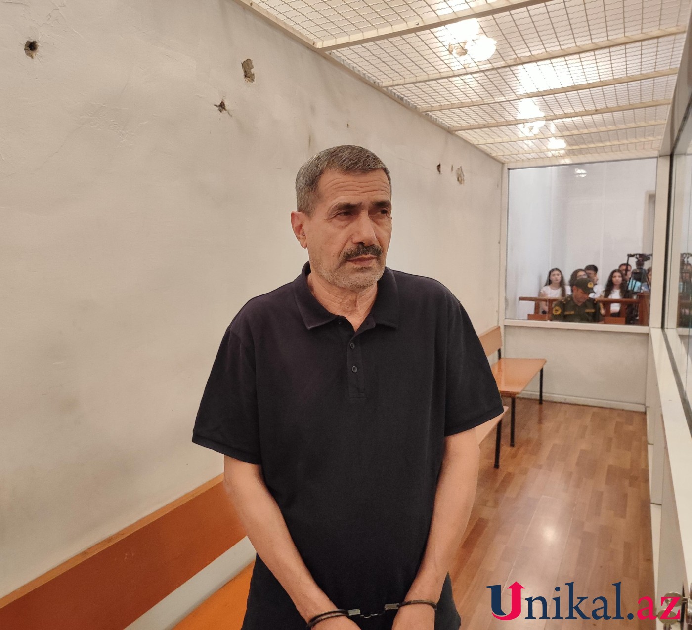 "Əxlaqsız şəkillərimi görüb məni bıçaqladı" - Qızına xəsarət yetirən atanın məhkəməsi 