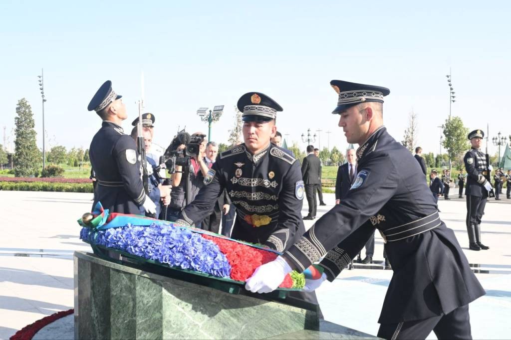 Prezident Özbəkistanda Müstəqillik abidəsini ziyarət etdi - FOTOLAR (YENİLƏNİB)