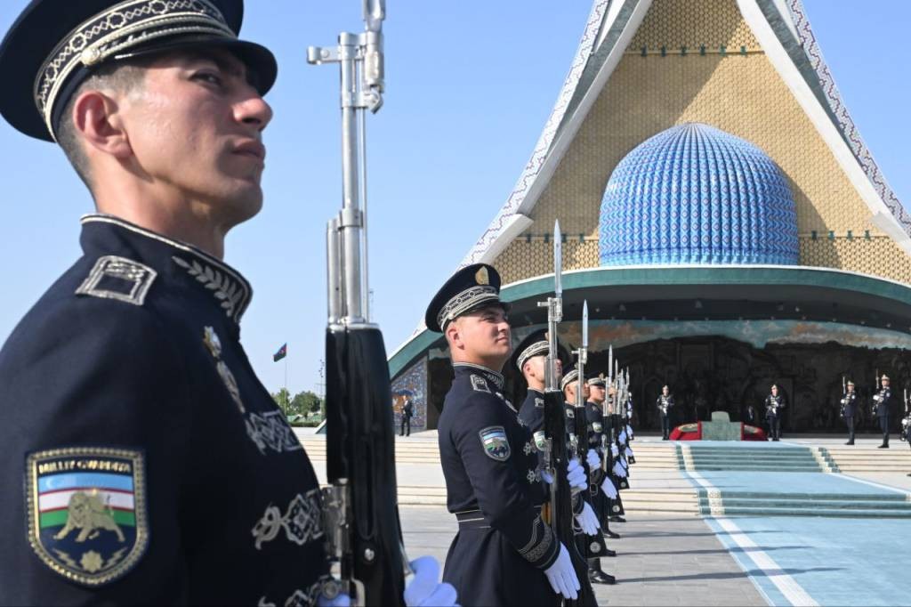 Prezident Özbəkistanda Müstəqillik abidəsini ziyarət etdi - FOTOLAR (YENİLƏNİB)