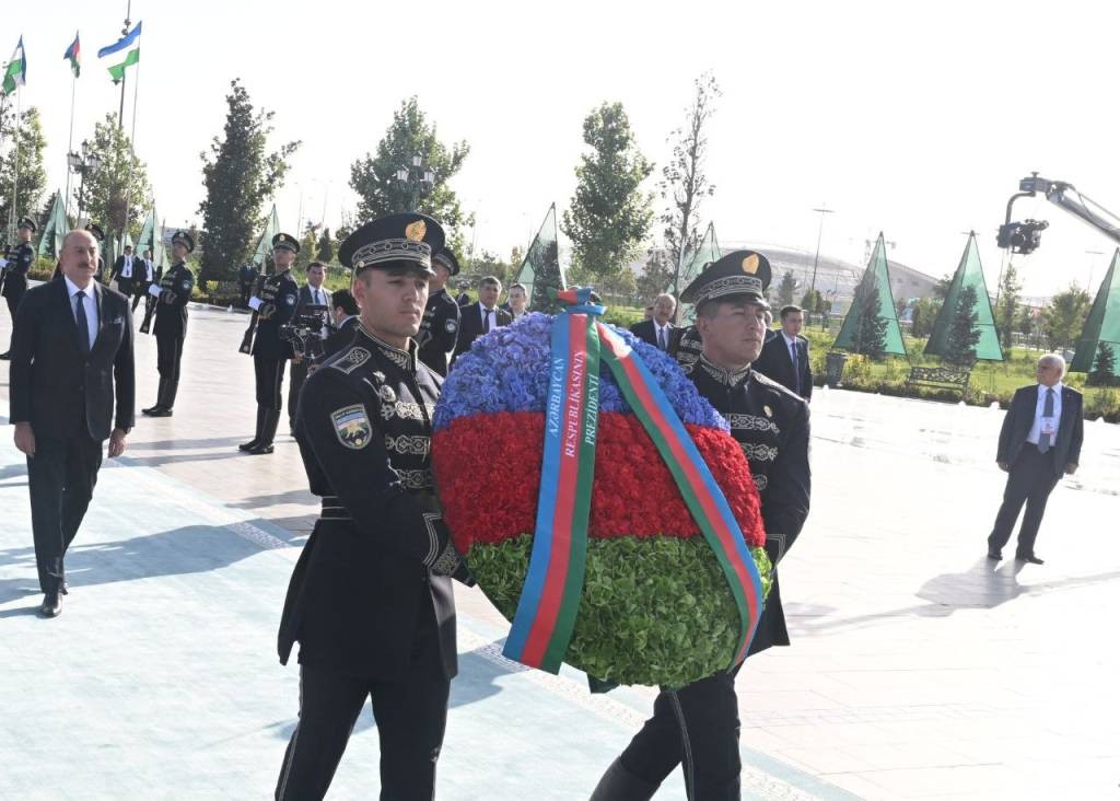 Prezident Özbəkistanda Müstəqillik abidəsini ziyarət etdi - FOTOLAR (YENİLƏNİB)