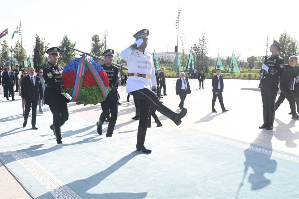 Prezident Özbəkistanda Müstəqillik abidəsini ziyarət etdi - FOTOLAR (YENİLƏNİB)