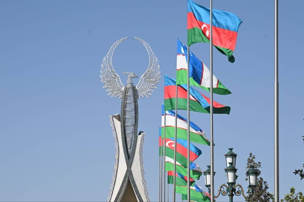 Prezident Özbəkistanda Müstəqillik abidəsini ziyarət etdi - FOTOLAR (YENİLƏNİB)