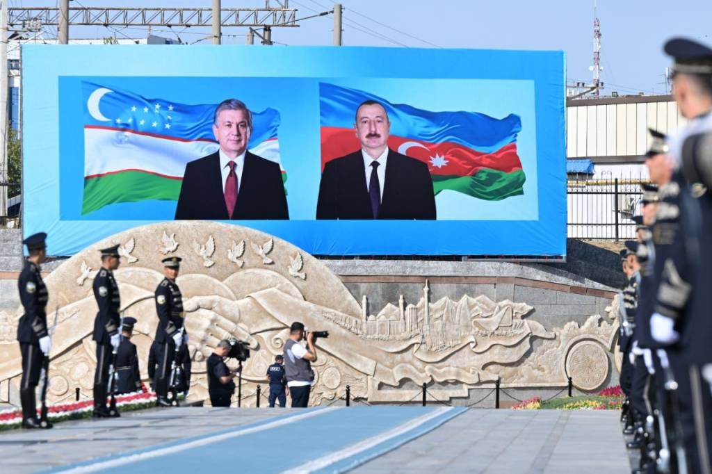 Prezident Özbəkistanda Müstəqillik abidəsini ziyarət etdi - FOTOLAR (YENİLƏNİB)