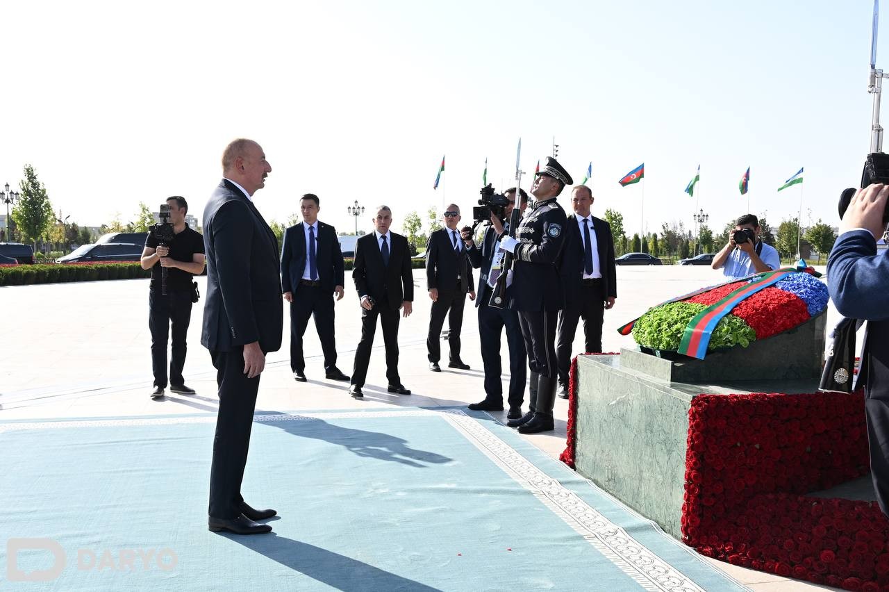 Prezident Özbəkistanda Müstəqillik abidəsini ziyarət etdi - FOTOLAR (YENİLƏNİB)
