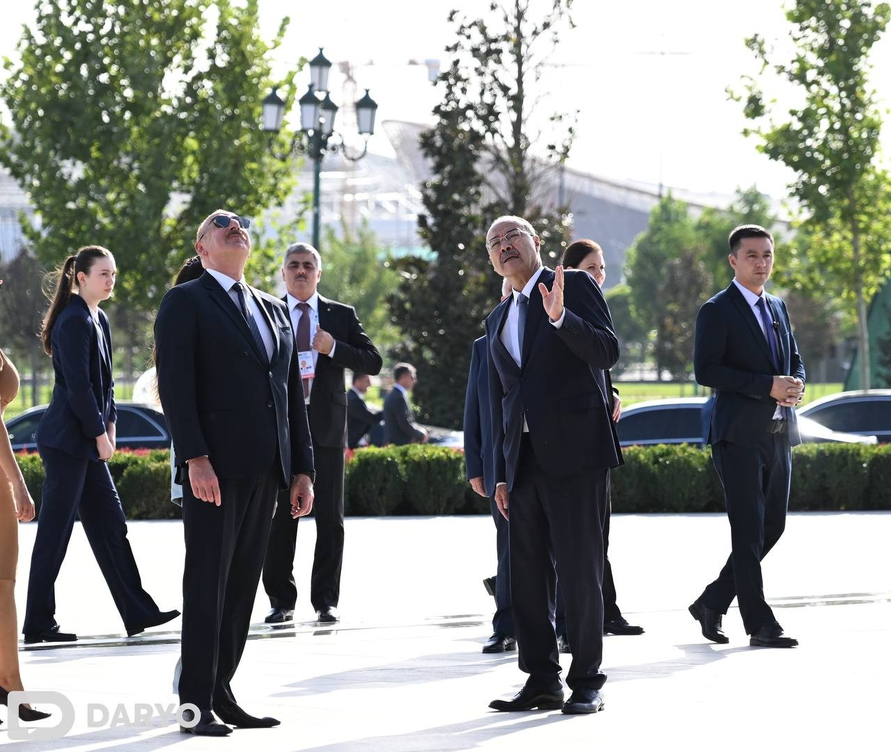 Prezident Özbəkistanda Müstəqillik abidəsini ziyarət etdi - FOTOLAR (YENİLƏNİB)