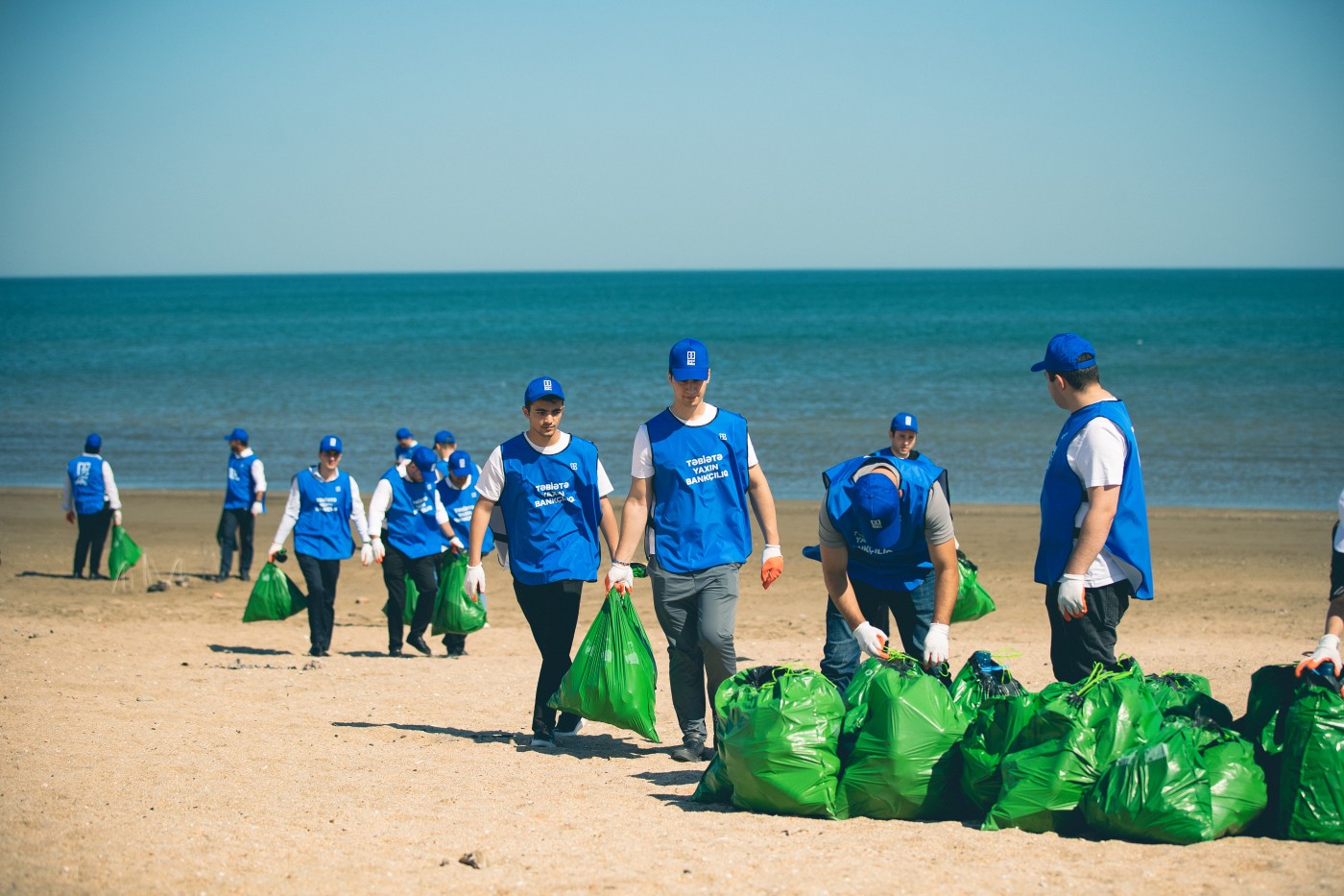 "Bank of Baku"nun əməkdaşları Xəzərin sahillərini tullantılardan təmizləyib - FOTOLAR
