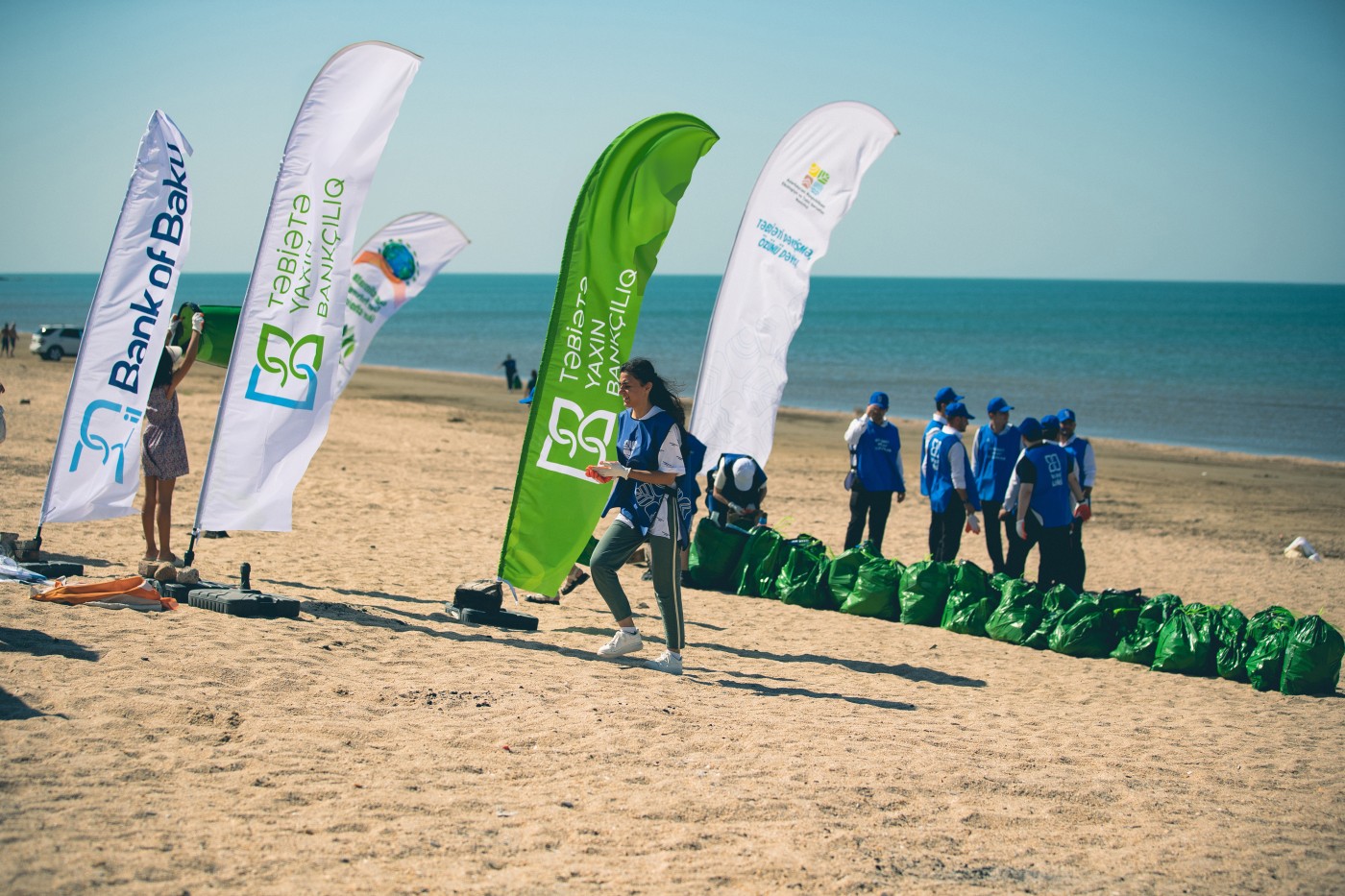 "Bank of Baku"nun əməkdaşları Xəzərin sahillərini tullantılardan təmizləyib - FOTOLAR