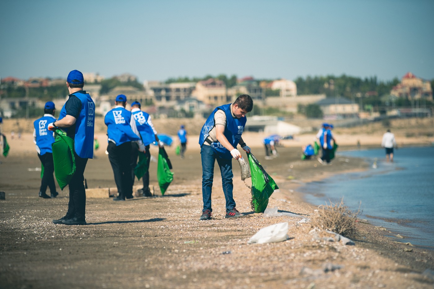 "Bank of Baku"nun əməkdaşları Xəzərin sahillərini tullantılardan təmizləyib - FOTOLAR