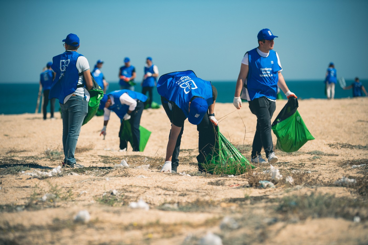 "Bank of Baku"nun əməkdaşları Xəzərin sahillərini tullantılardan təmizləyib - FOTOLAR