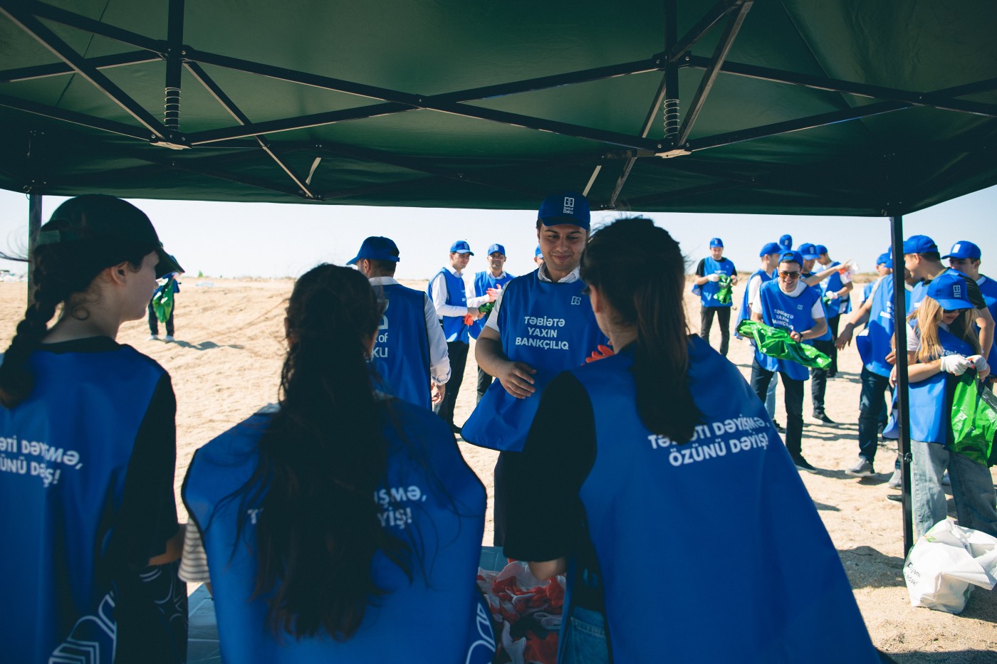 "Bank of Baku"nun əməkdaşları Xəzərin sahillərini tullantılardan təmizləyib - FOTOLAR