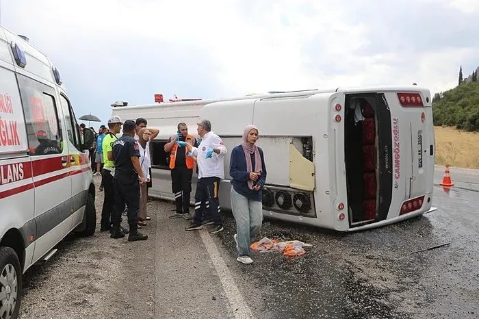 Toya gedən 26 nəfər yol qəzasında yaralandı (FOTO)