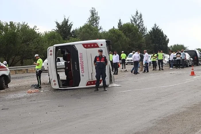 Toya gedən 26 nəfər yol qəzasında yaralandı (FOTO)