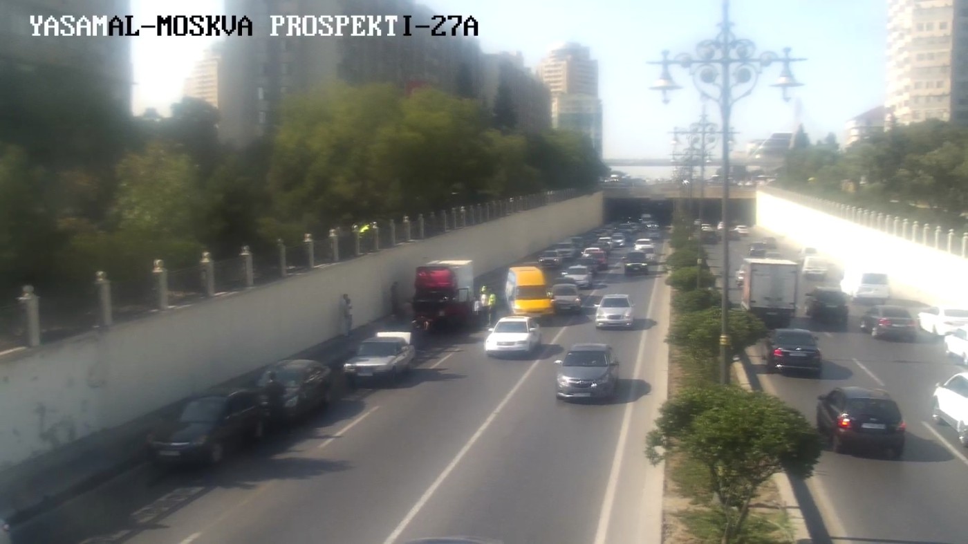 Bakıda hərəkətdə olan yük maşını yandı - FOTOLAR