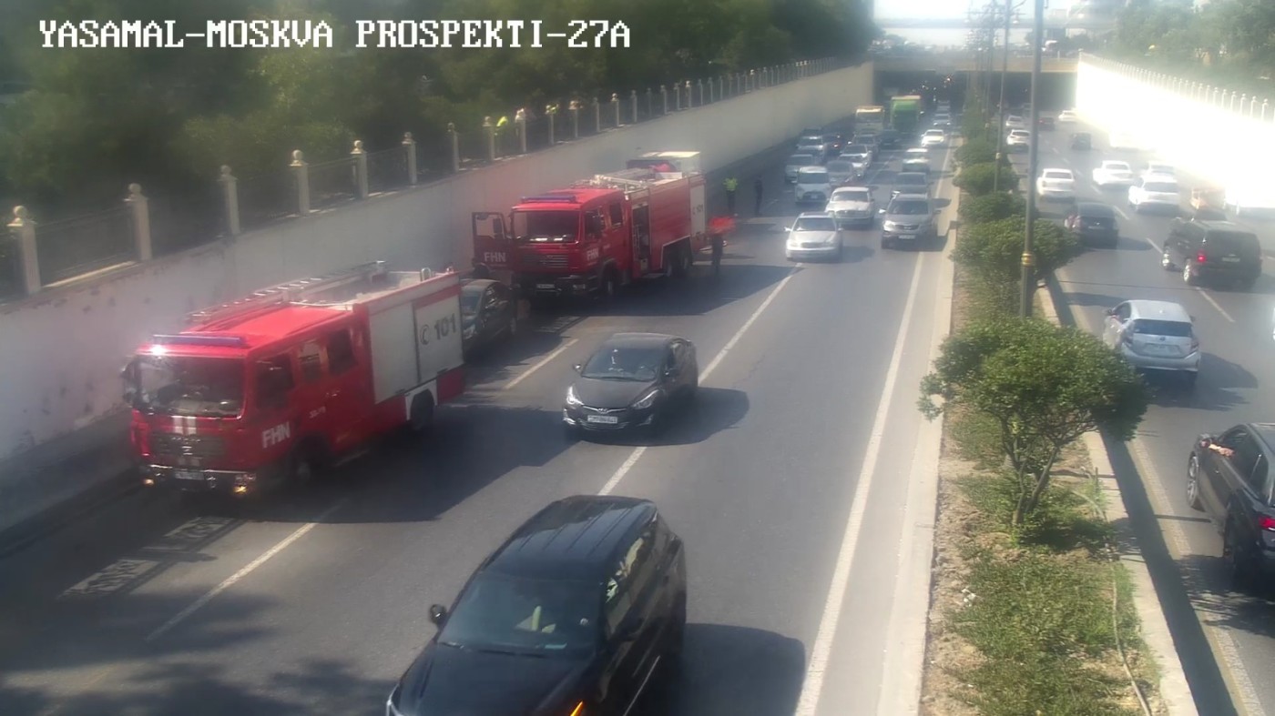 Bakıda hərəkətdə olan yük maşını yandı - FOTOLAR