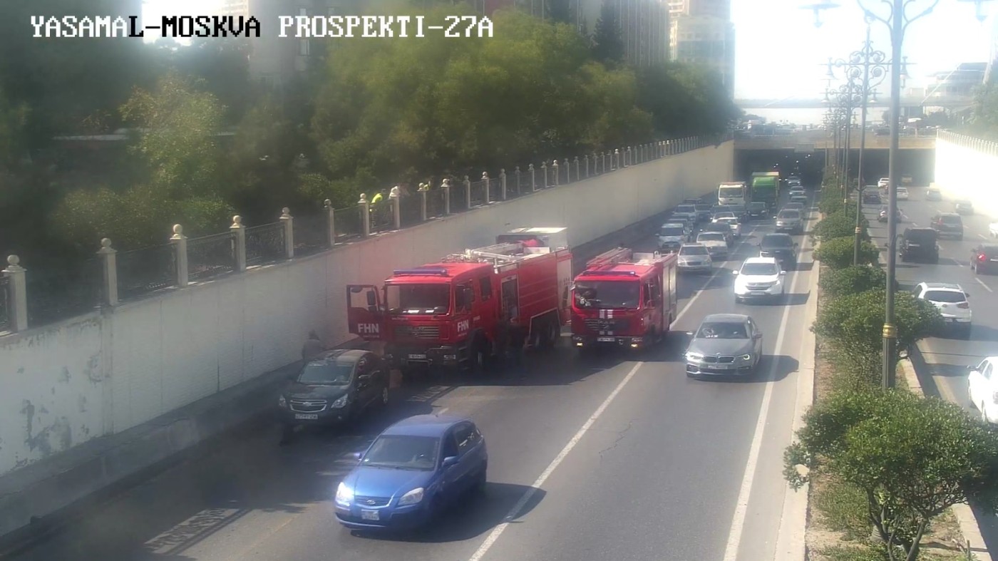 Bakıda hərəkətdə olan yük maşını yandı - FOTOLAR