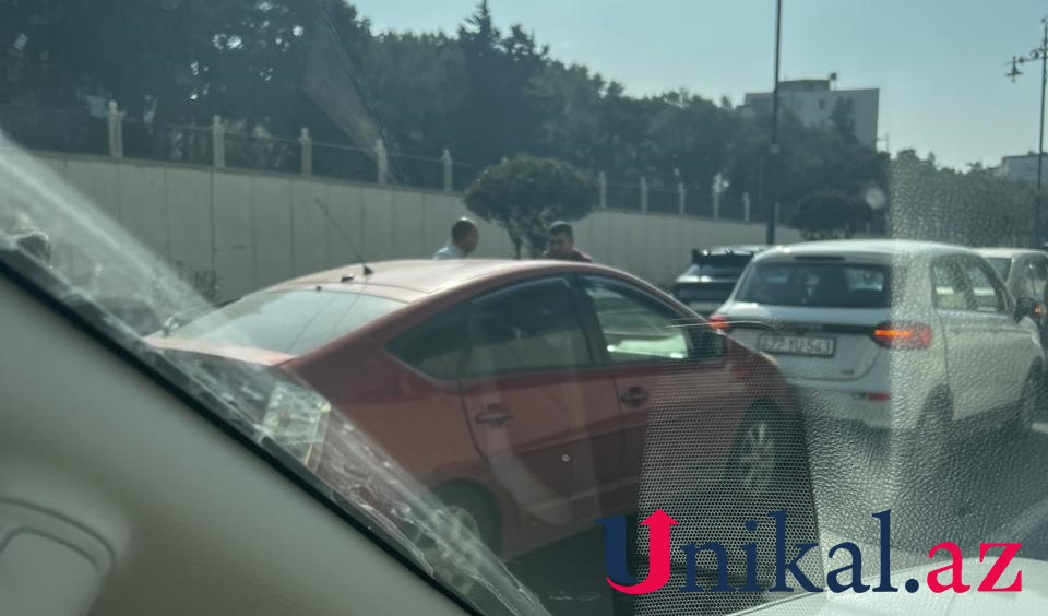 Bakıda zəncirvari qəza: 5 avtomobil toqquşdu (FOTOLAR)