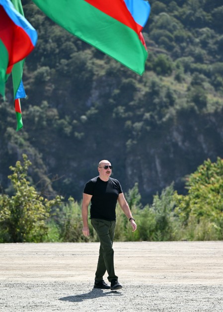 Prezident və xanımı ikinci yaşayış kompleksinin və inzibati binanın təməlini qoydu - YENİLƏNİB (FOTOLAR)