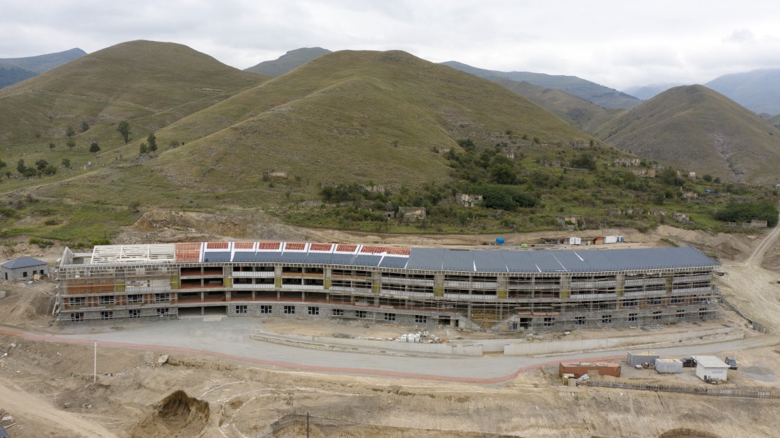 İlham Əliyev və birinci xanım Kəlbəcər Şəhər Təhsil Kompleksində aparılan işlərlə tanış oldu (YENİLƏNİB)