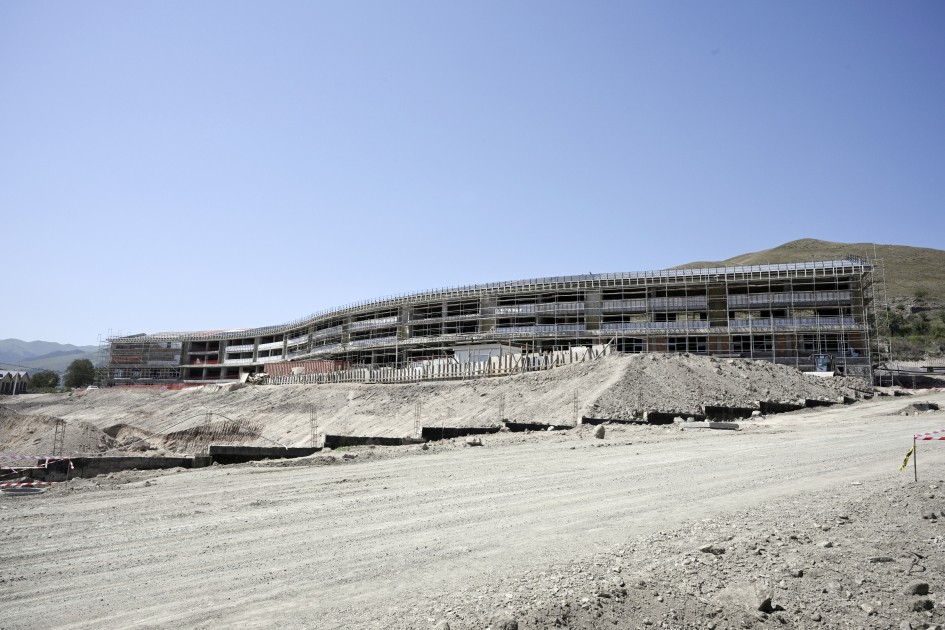 İlham Əliyev və birinci xanım Kəlbəcər Şəhər Təhsil Kompleksində aparılan işlərlə tanış oldu (YENİLƏNİB)