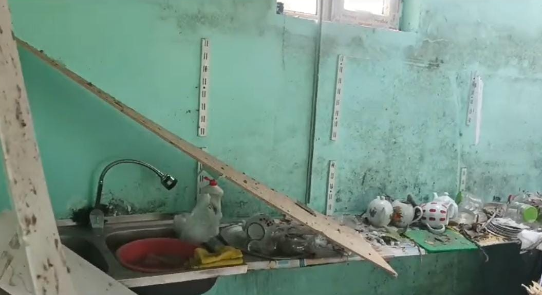 Xaçmazda ağac kafenin üstünə aşdı - Xəsarət alanlar var (FOTOLAR)