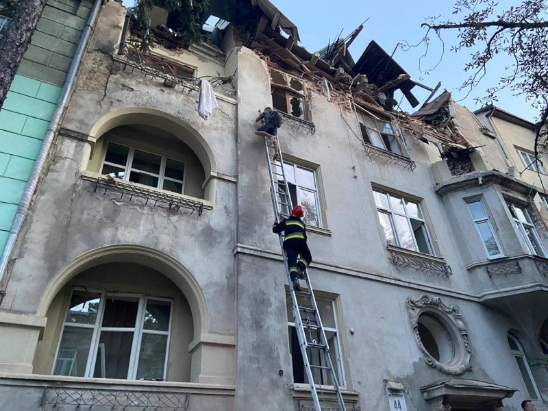 Raket hücumlarına məruz qalan Lvovdan FOTOLAR