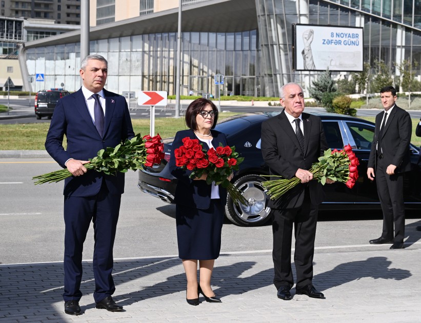 Dövlət və hökumət rəsmiləri Zəfər parkında olublar - FOTOLAR