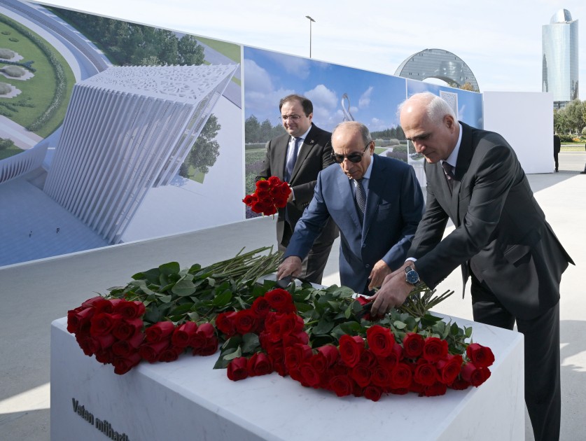 Dövlət və hökumət rəsmiləri Zəfər parkında olublar - FOTOLAR