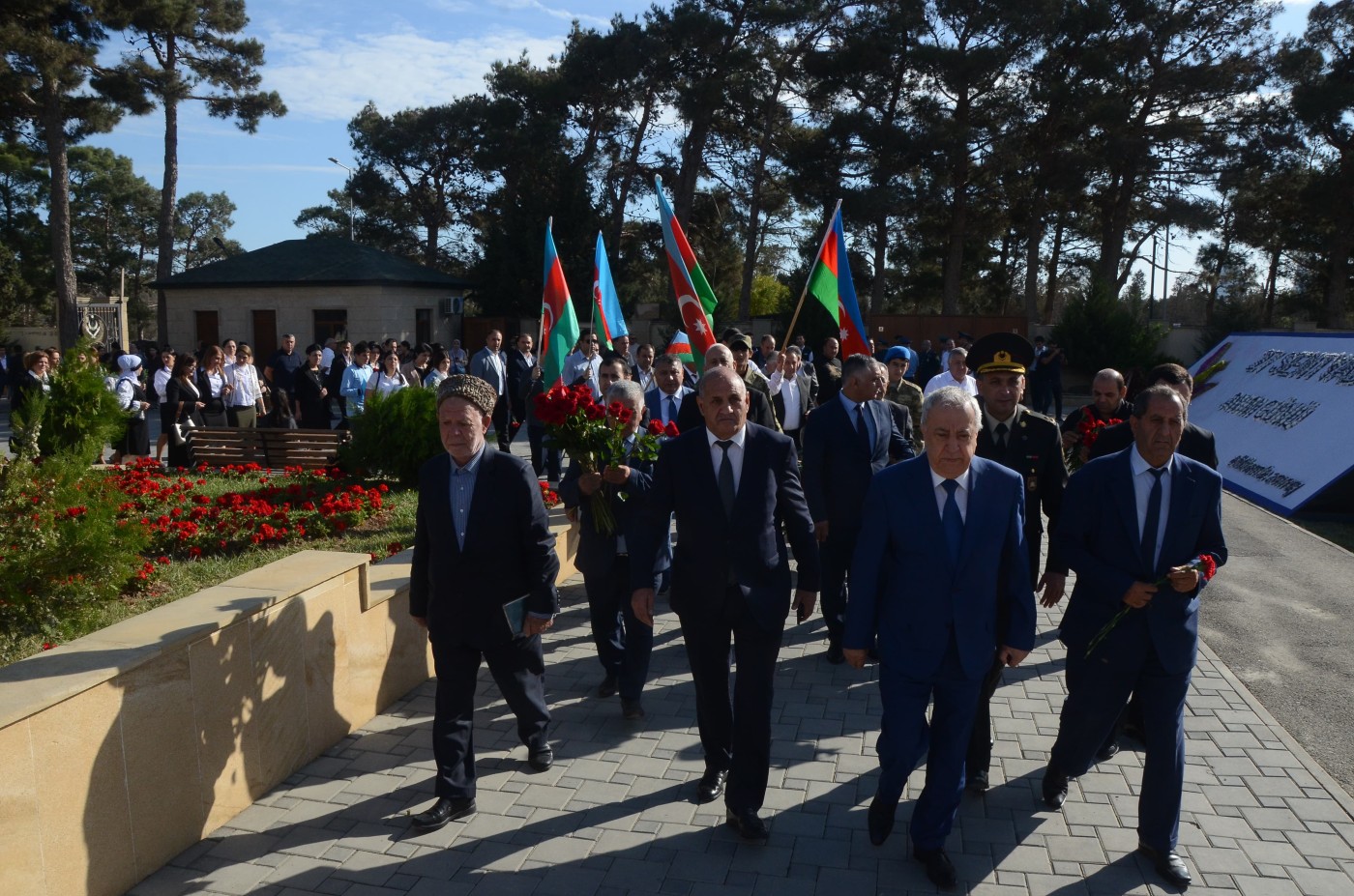 Malik İsaqov şəhidlərin məzarını ziyarət etdi - FOTOLAR