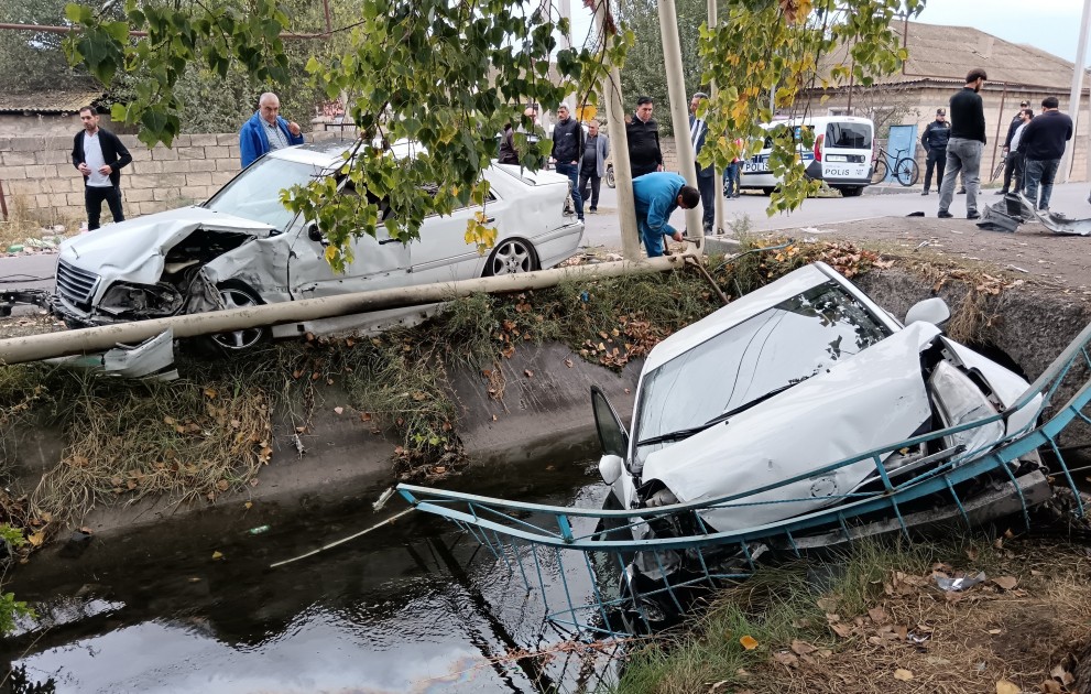 İmişlidə maşın su kanalına düşdü, yaralılar var - FOTOLAR
