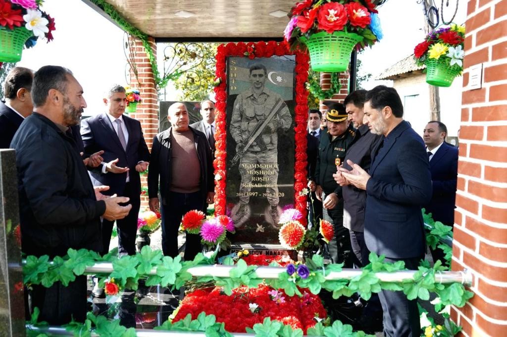 Taleh Qaraşov Vətən müharibəsi şəhidinin məzarını ziyarət edib - FOTOLAR