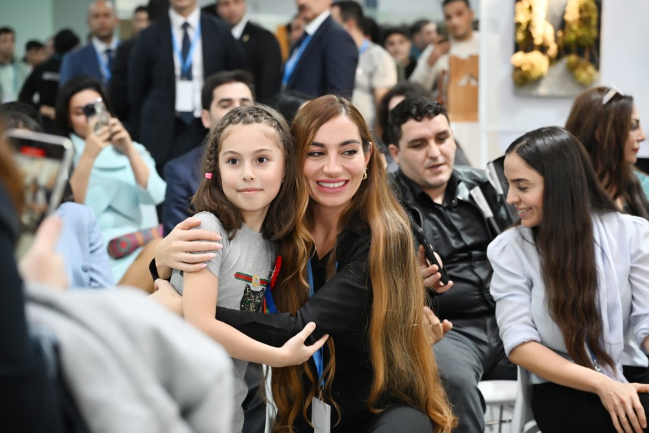 Leyla və Arzu Əliyeva inklüziv sərgi ilə tanış oldular - FOTOLAR