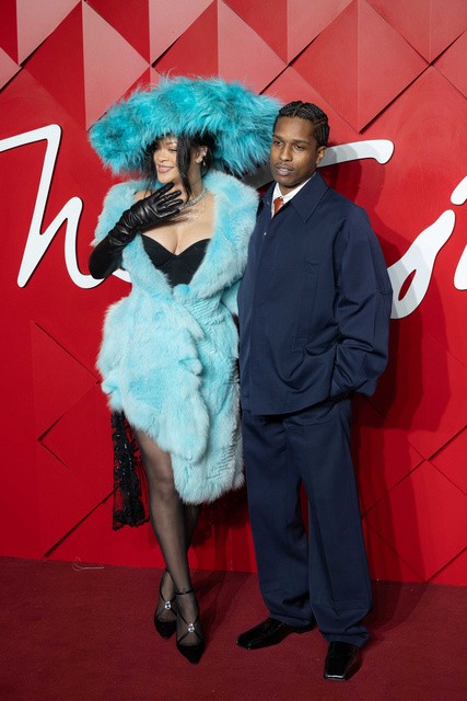 Rihanna Londonda göz oxşadı - FOTOLAR