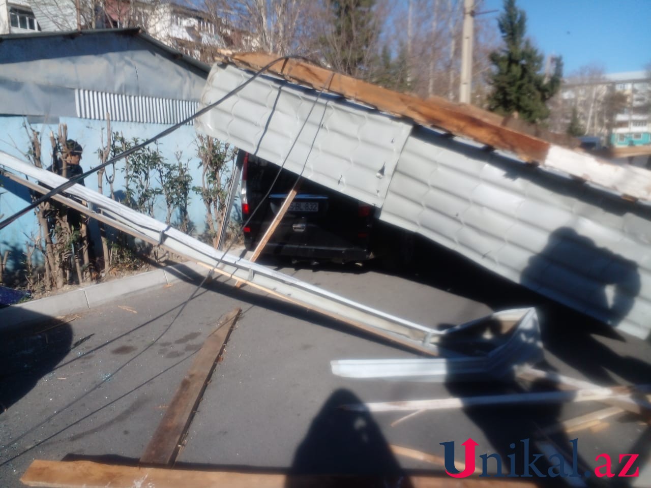 Binanın dam örtüyü uçdu, 3 maşına ziyan dəydi (FOTOLAR)