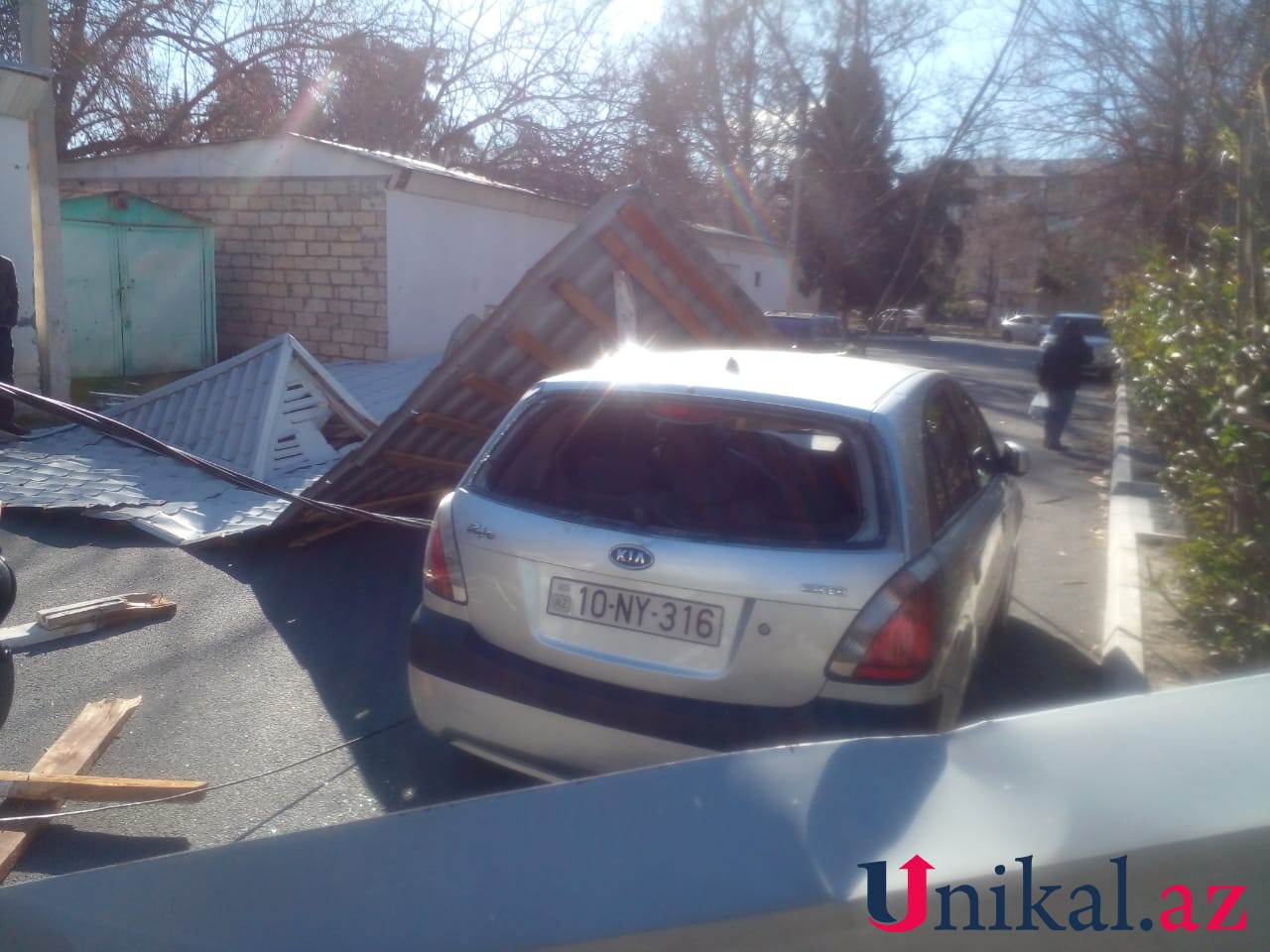 Binanın dam örtüyü uçdu, 3 maşına ziyan dəydi (FOTOLAR)