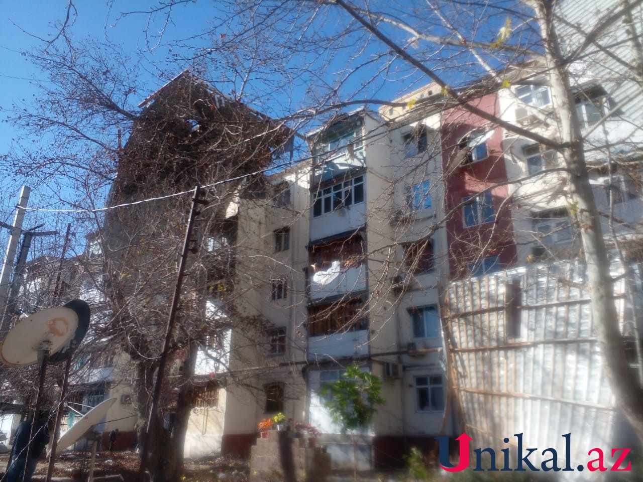 Binanın dam örtüyü uçdu, 3 maşına ziyan dəydi (FOTOLAR)