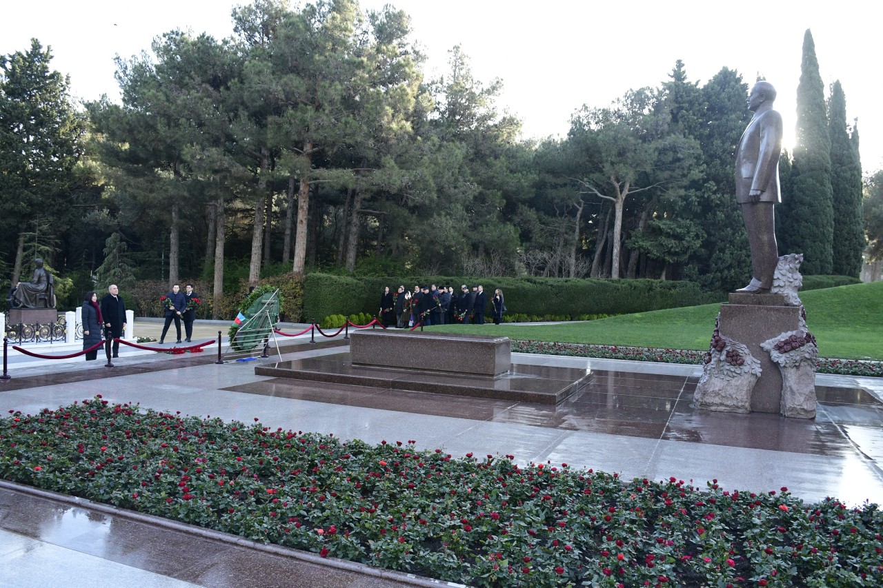 Vyetnam nümayəndə heyəti Ulu Öndərin məzarını və Şəhidlər xiyabanını ziyarət etdi - FOTOLAR