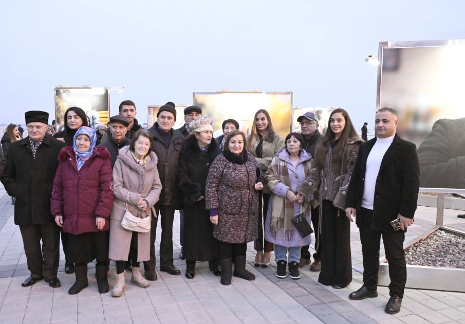 Leyla və Arzu Əliyevalar Bulvarda fotosərginin açılışında - FOTOLAR