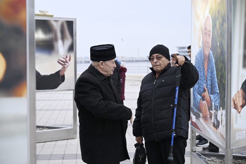 Leyla və Arzu Əliyevalar Bulvarda fotosərginin açılışında - FOTOLAR