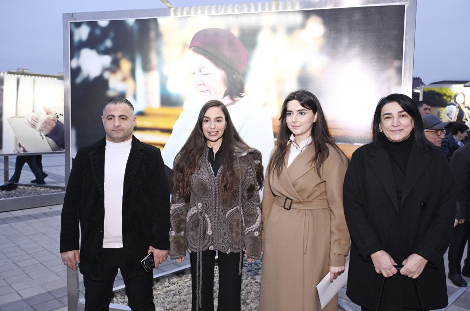 Leyla və Arzu Əliyevalar Bulvarda fotosərginin açılışında - FOTOLAR