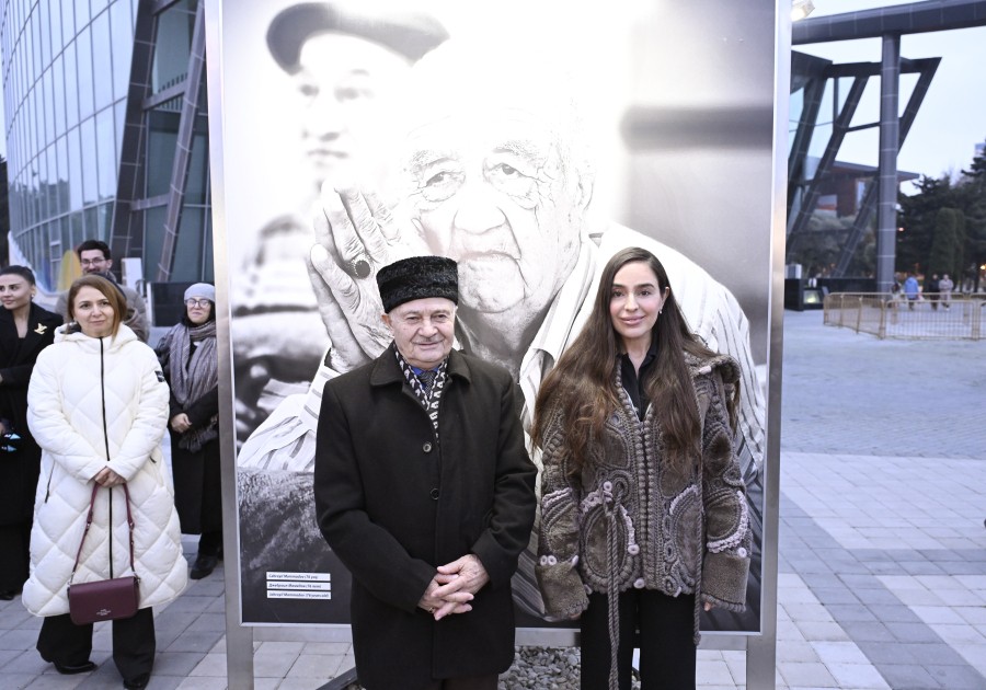 Leyla və Arzu Əliyevalar Bulvarda fotosərginin açılışında - FOTOLAR