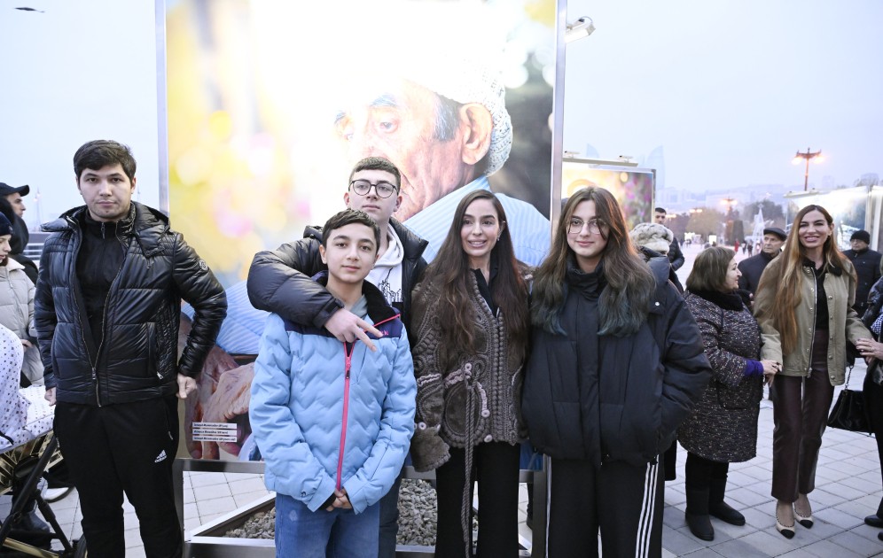 Leyla və Arzu Əliyevalar Bulvarda fotosərginin açılışında - FOTOLAR