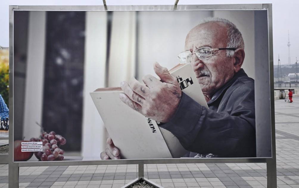 Leyla və Arzu Əliyevalar Bulvarda fotosərginin açılışında - FOTOLAR