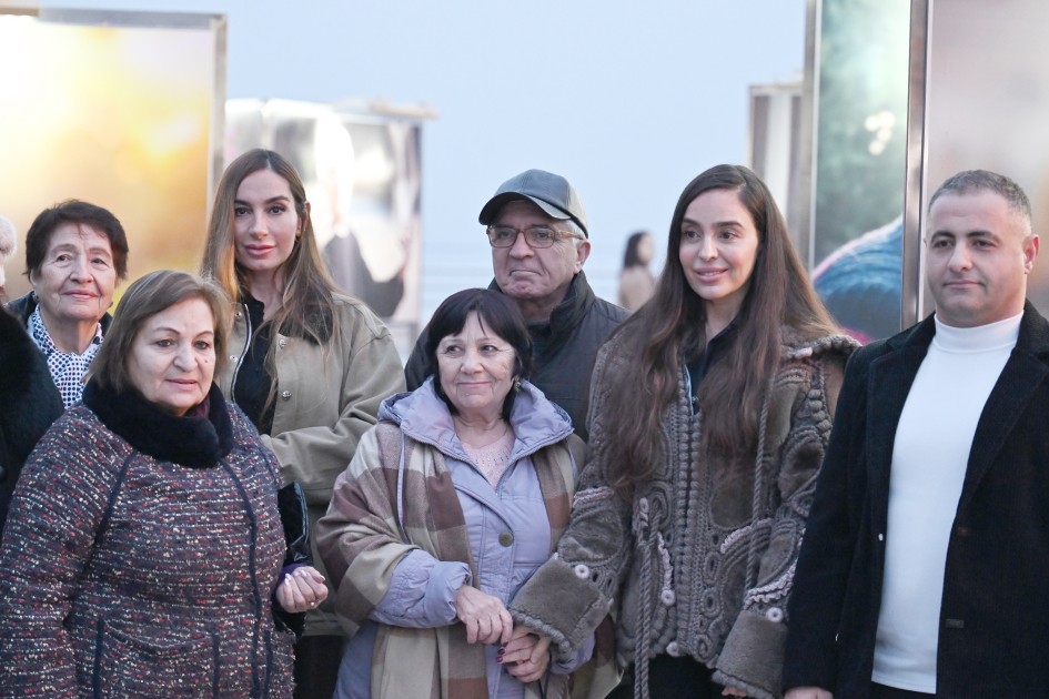 Leyla və Arzu Əliyevalar Bulvarda fotosərginin açılışında - FOTOLAR