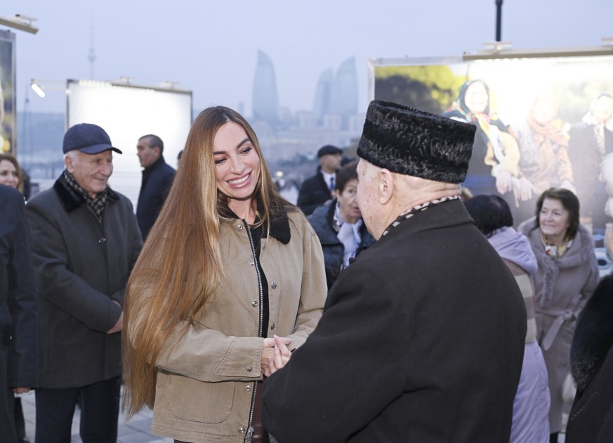Leyla və Arzu Əliyevalar Bulvarda fotosərginin açılışında - FOTOLAR