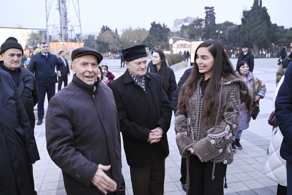 Leyla və Arzu Əliyevalar Bulvarda fotosərginin açılışında - FOTOLAR