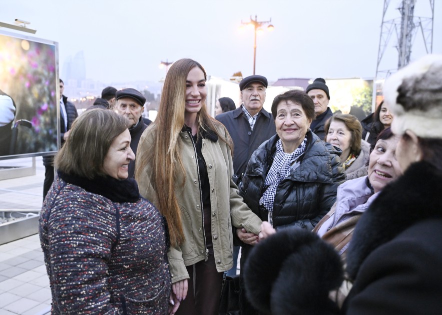 Leyla və Arzu Əliyevalar Bulvarda fotosərginin açılışında - FOTOLAR