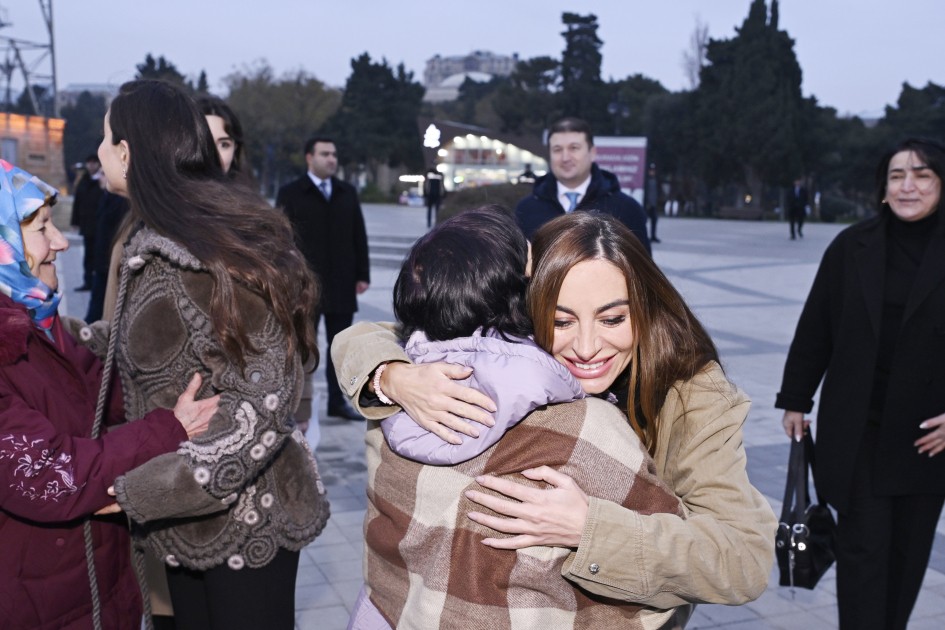 Leyla və Arzu Əliyevalar Bulvarda fotosərginin açılışında - FOTOLAR