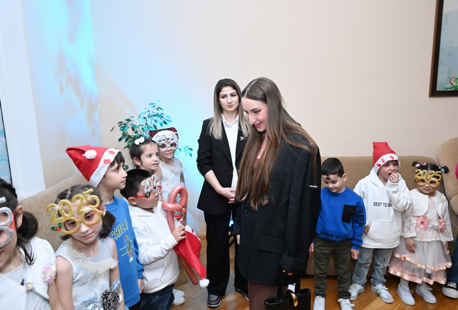 Prezidentin qızı və gəlini uşaqları ziyarət edib - FOTOLAR